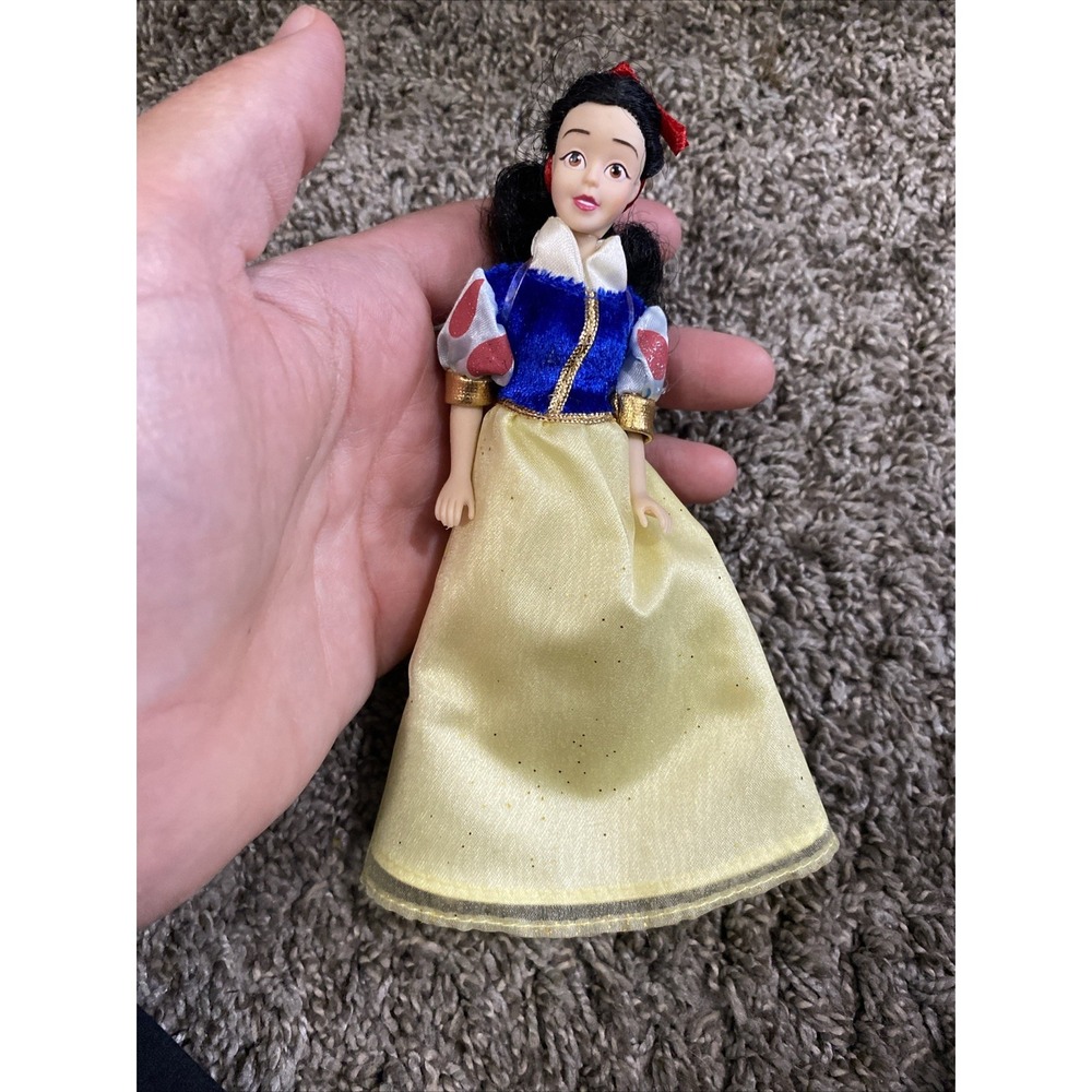 Disney Princess Snow White Classic mini Doll 6" Tall Nice!
